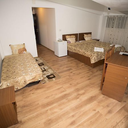 Hostel Ruxandra ฟอคชานิ ภายนอก รูปภาพ