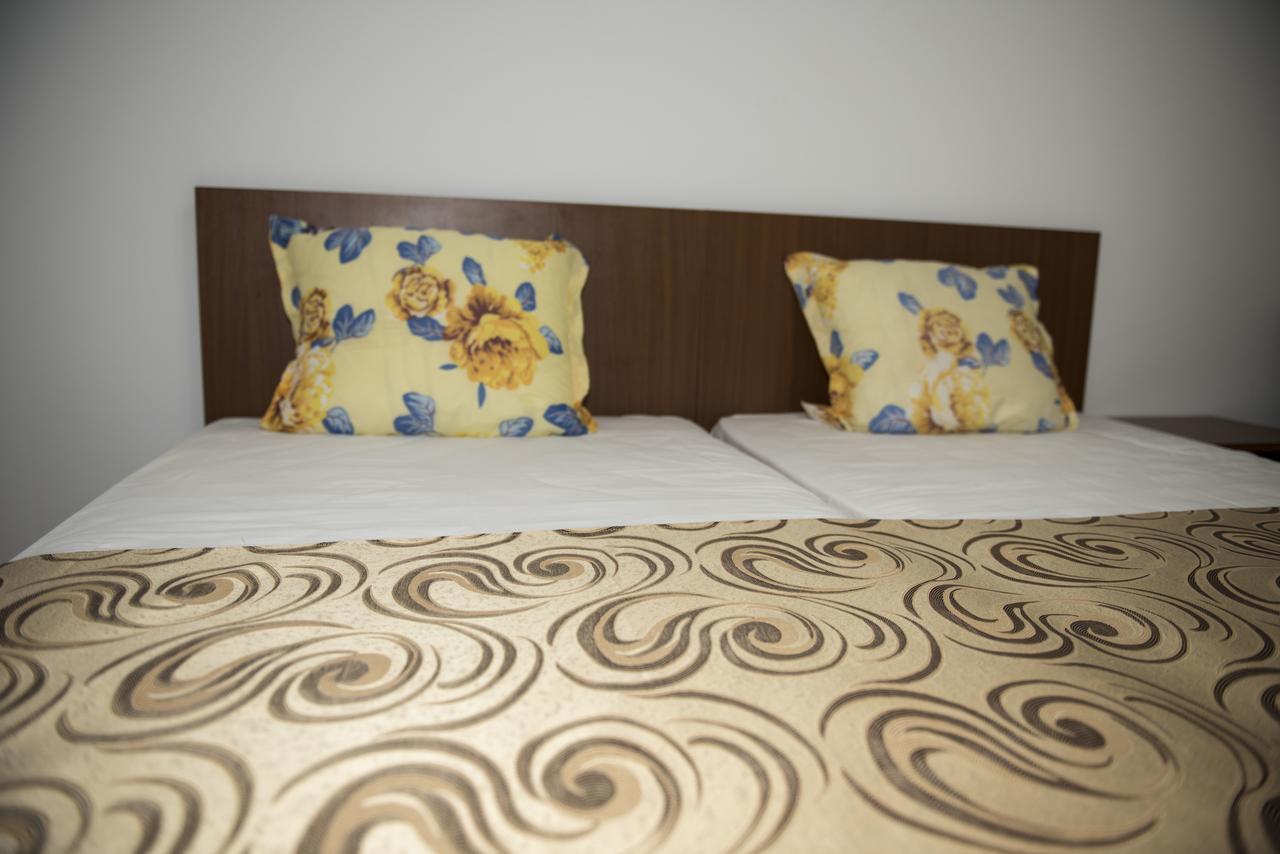 Hostel Ruxandra ฟอคชานิ ภายนอก รูปภาพ