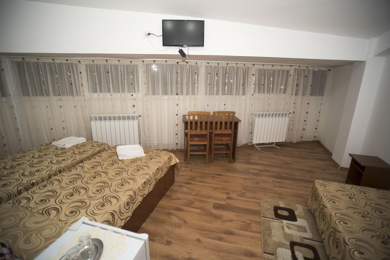 Hostel Ruxandra ฟอคชานิ ภายนอก รูปภาพ