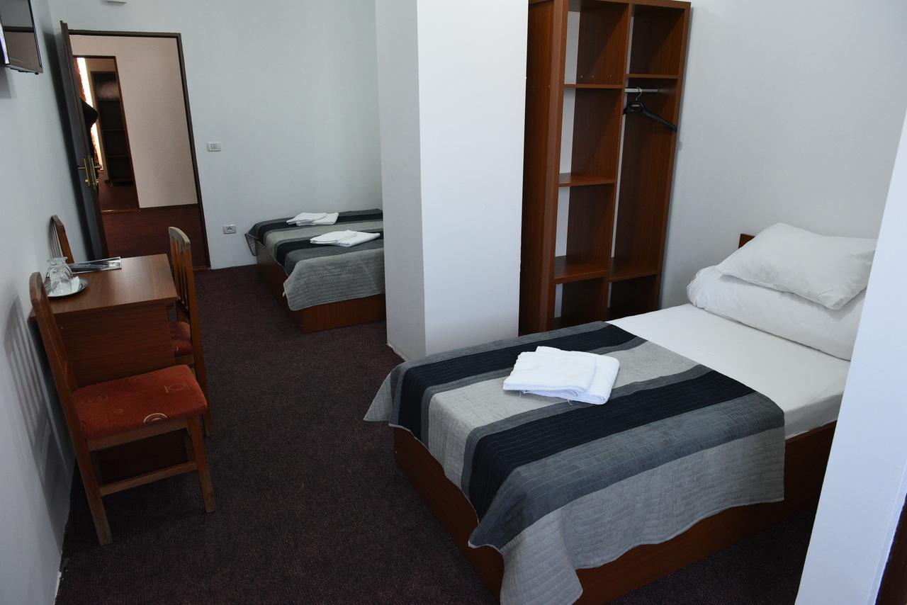 Hostel Ruxandra ฟอคชานิ ภายนอก รูปภาพ