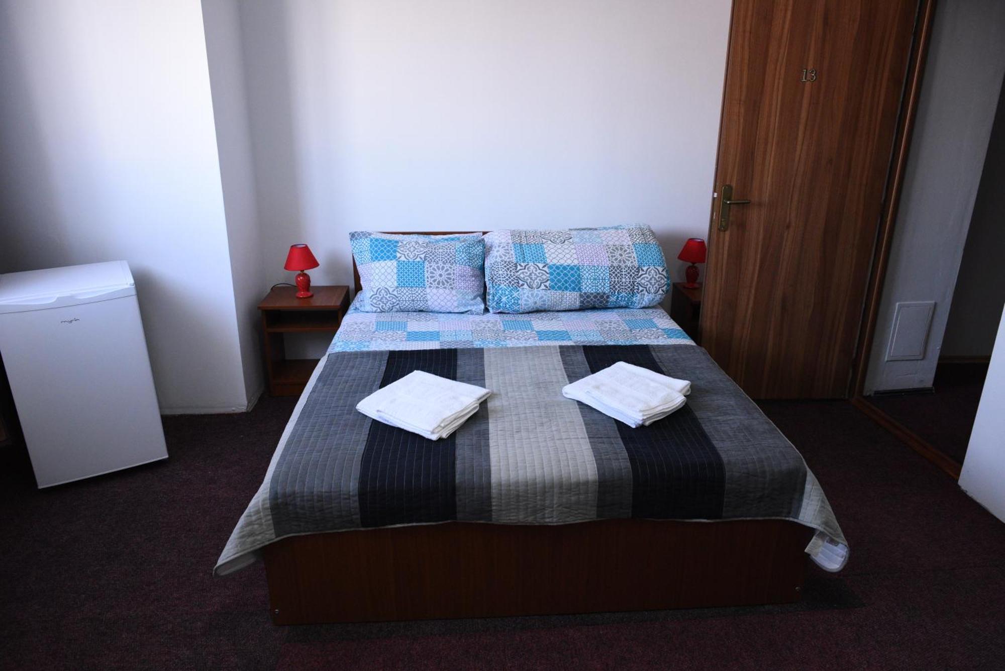 Hostel Ruxandra ฟอคชานิ ภายนอก รูปภาพ