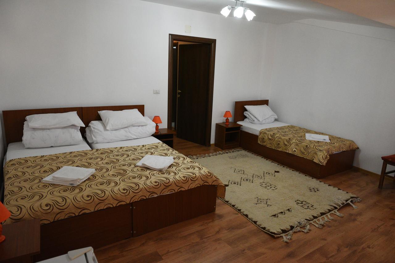 Hostel Ruxandra ฟอคชานิ ภายนอก รูปภาพ