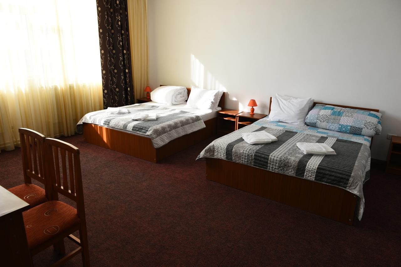 Hostel Ruxandra ฟอคชานิ ภายนอก รูปภาพ